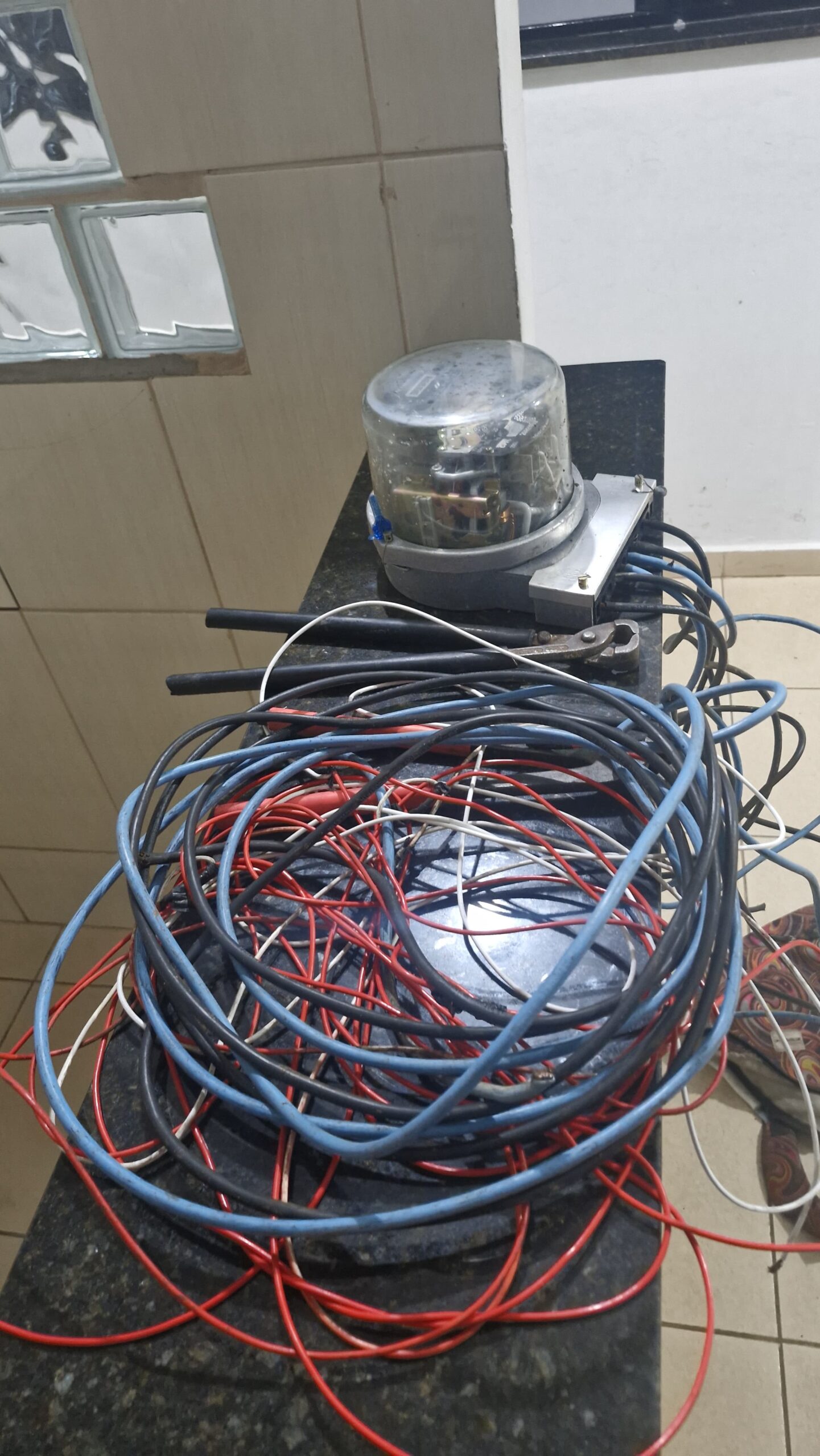 🚨 Trio é preso por furto de fios e relógio de energia em São Carlos 🚨