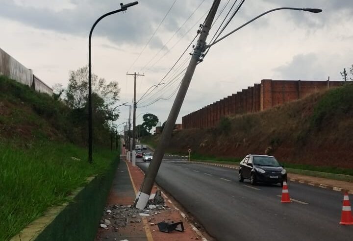 Carro derruba poste em Ibaté e pode deixar parte do Distrito Industrial sem energia