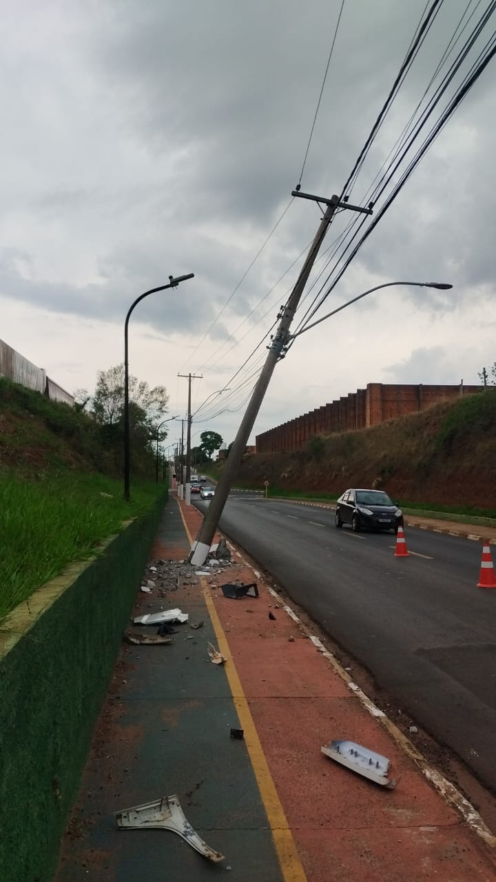 Carro derruba poste em Ibaté e pode deixar parte do Distrito Industrial sem energia