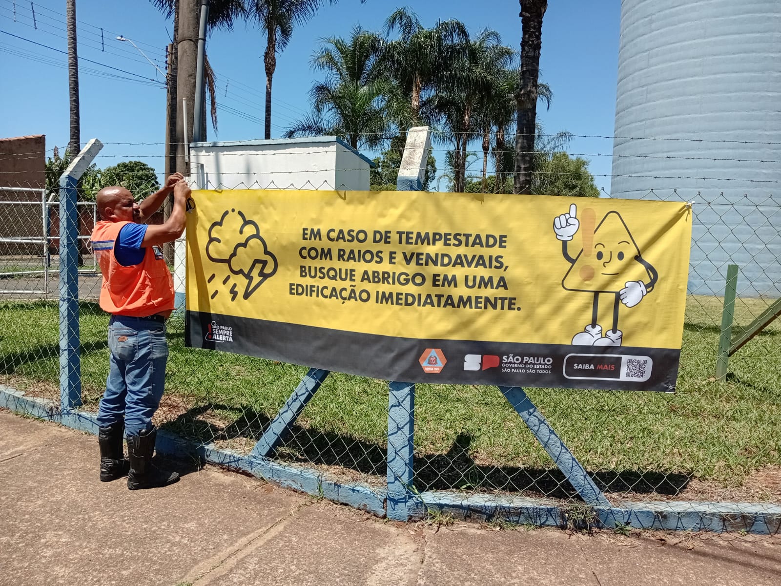 Defesa Civil de Ibaté instala faixas educativas e reforça ações preventivas contra temporais