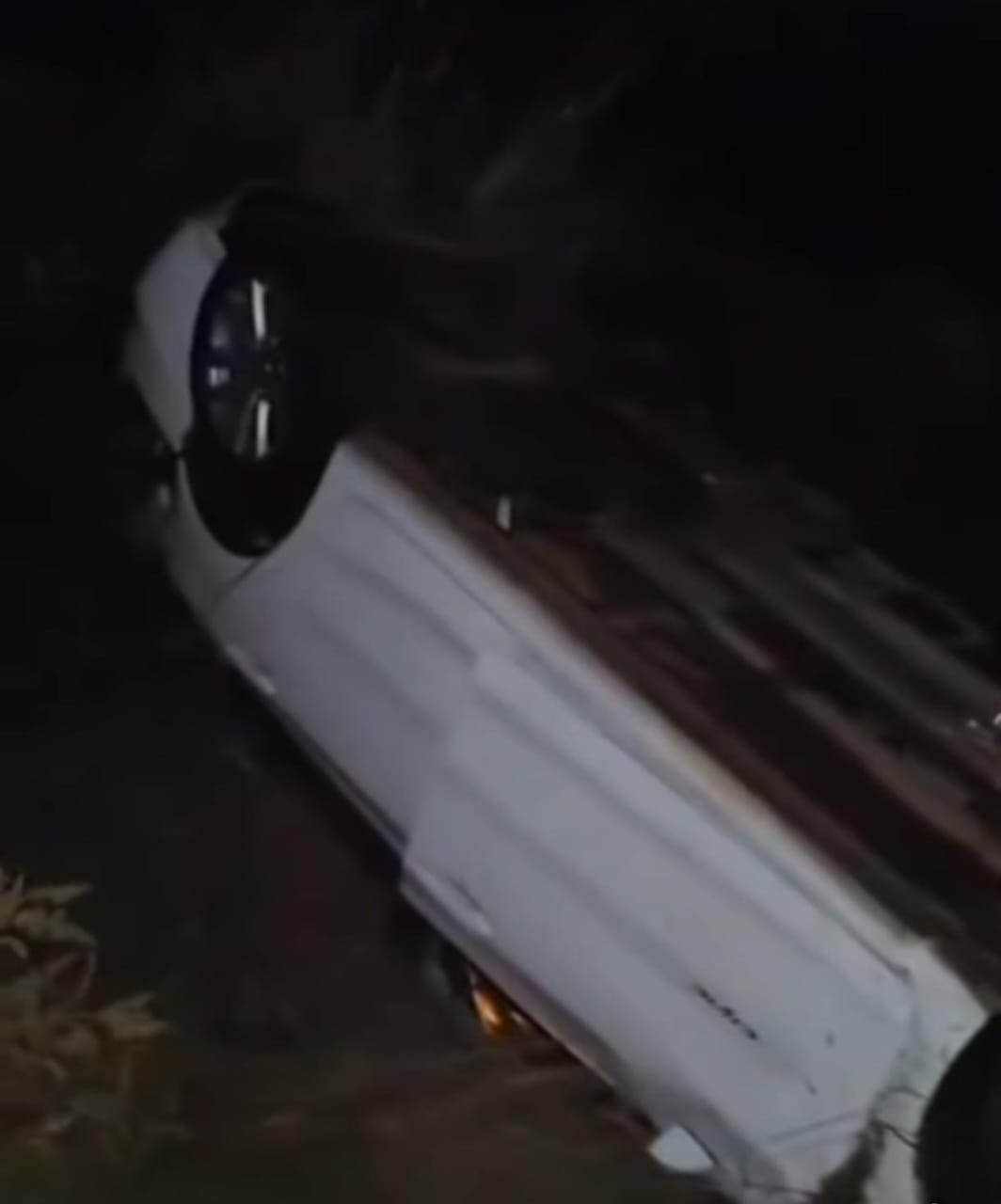 Motorista sai ileso após capotamento na SP-318 em São Carlos