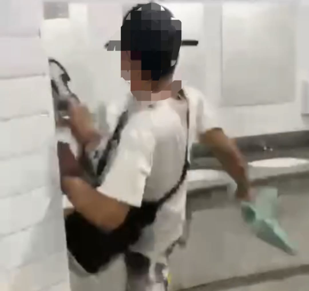 Vândalo destrói espelhos do banheiro da Praça Central de Ibaté,caso é denunciado por moradora