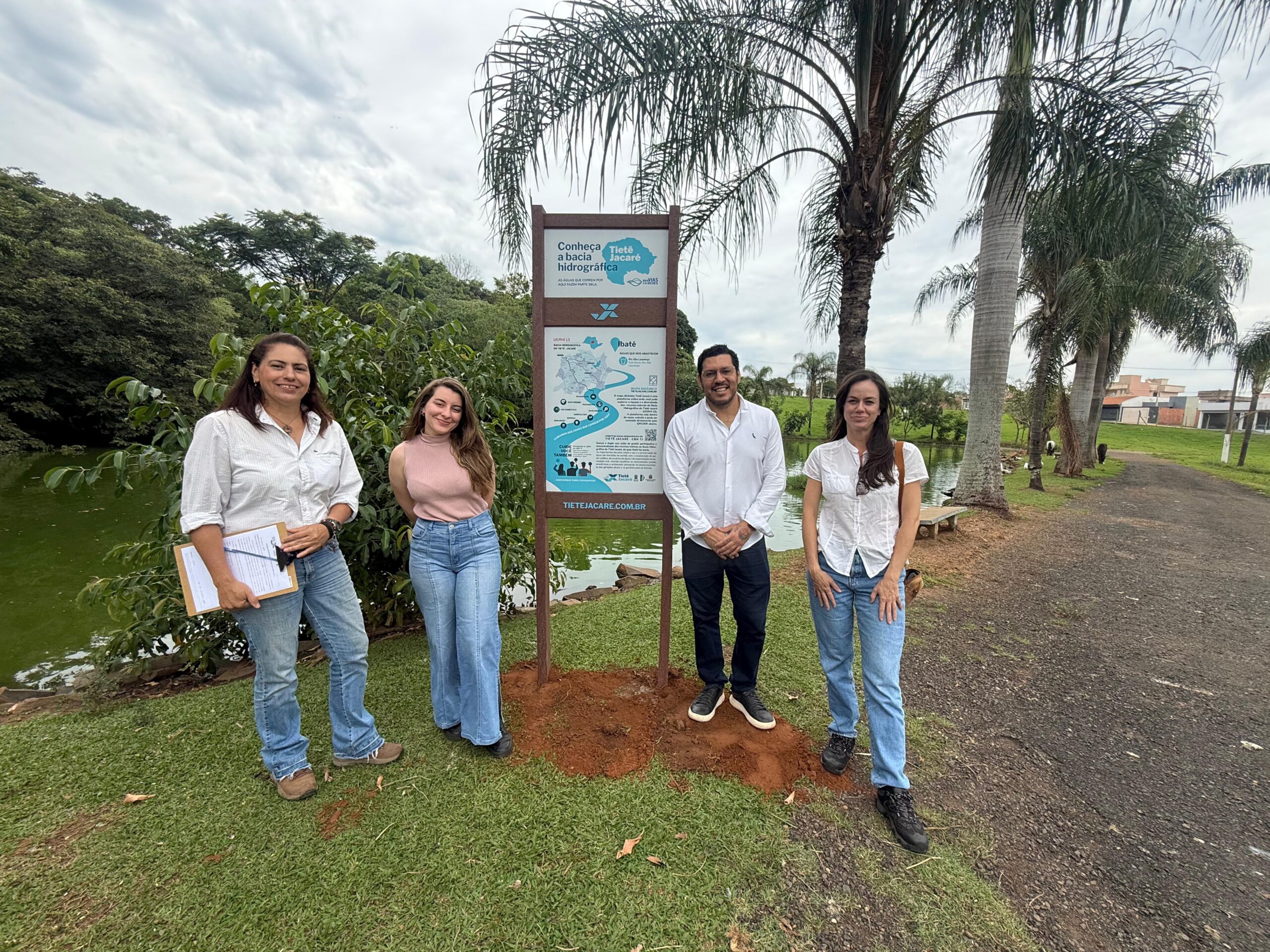 Ibaté recebe totem educativo do Comitê de Bacias Hidrográficas Tietê-Jacaré na Horta Municipal