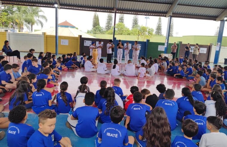 Capoeira do Centro Cultural promove atividade com alunos da Escola Neusa Milori pelo mês da Consciência Negra