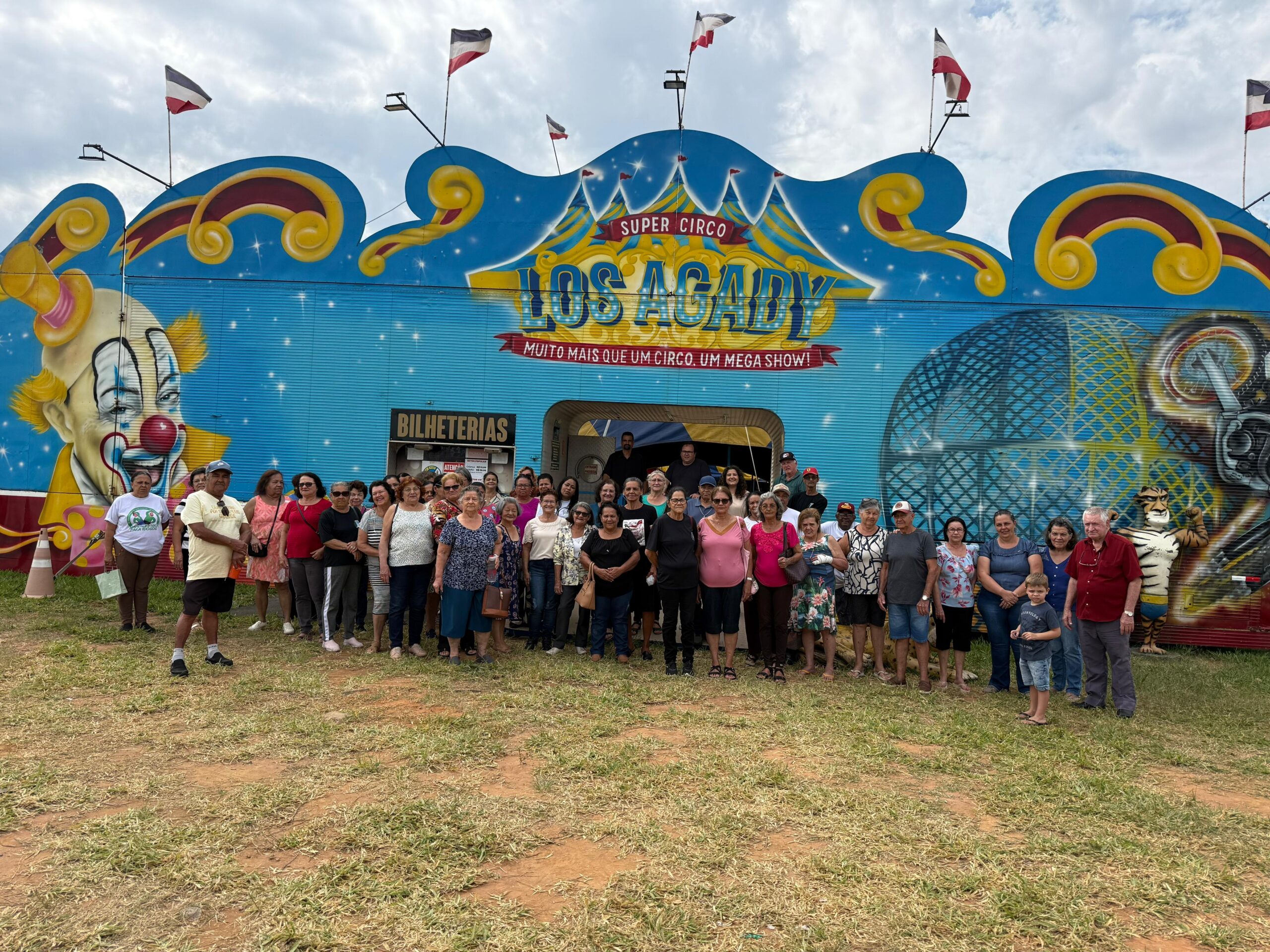 Idosos e alunos da Apae de Ibaté participam de sessão especial e gratuita em circo instalado na cidade