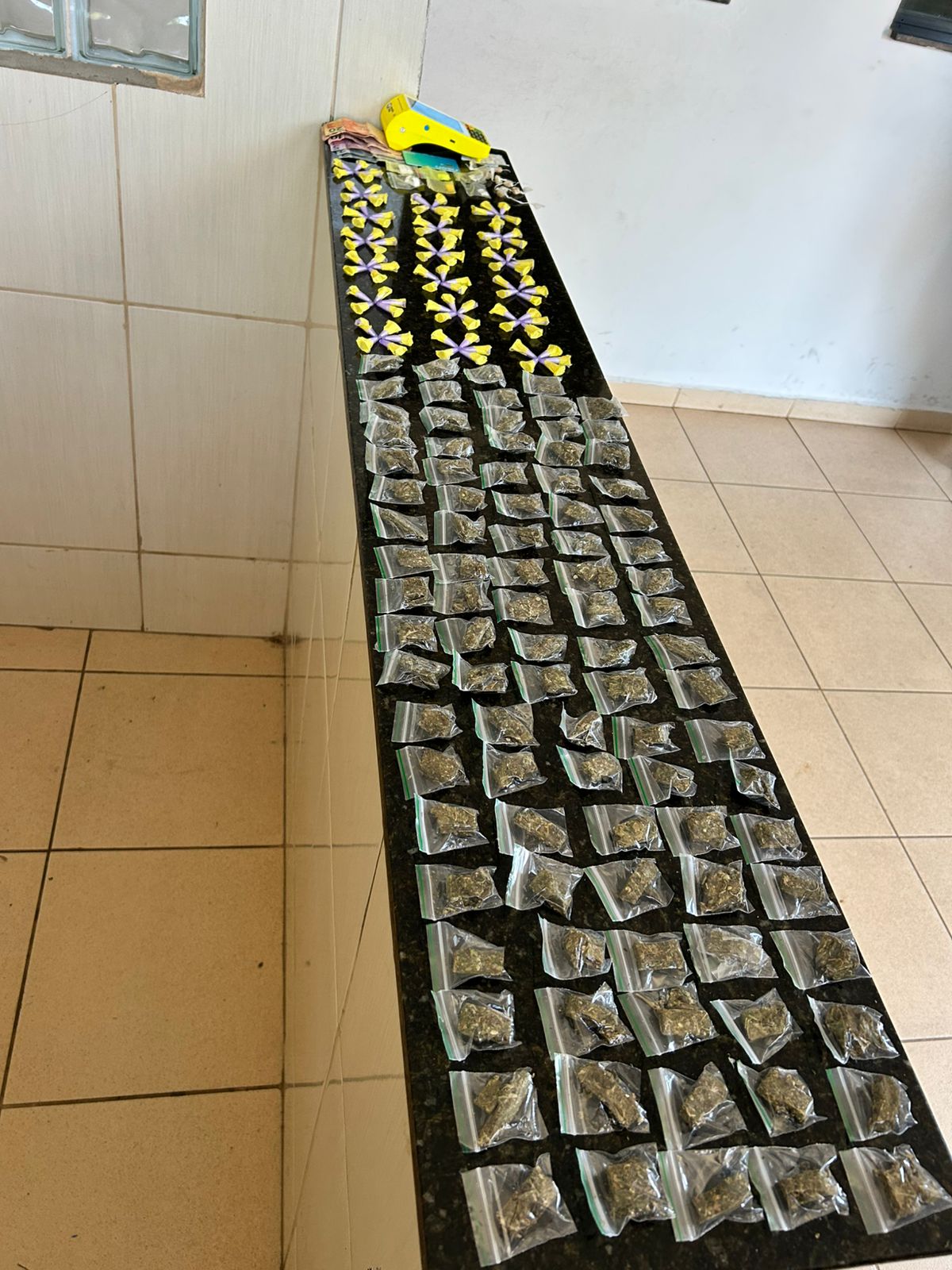 Adolescente é apreendido com grande quantidade de drogas durante ação da Polícia Militar em São Carlos