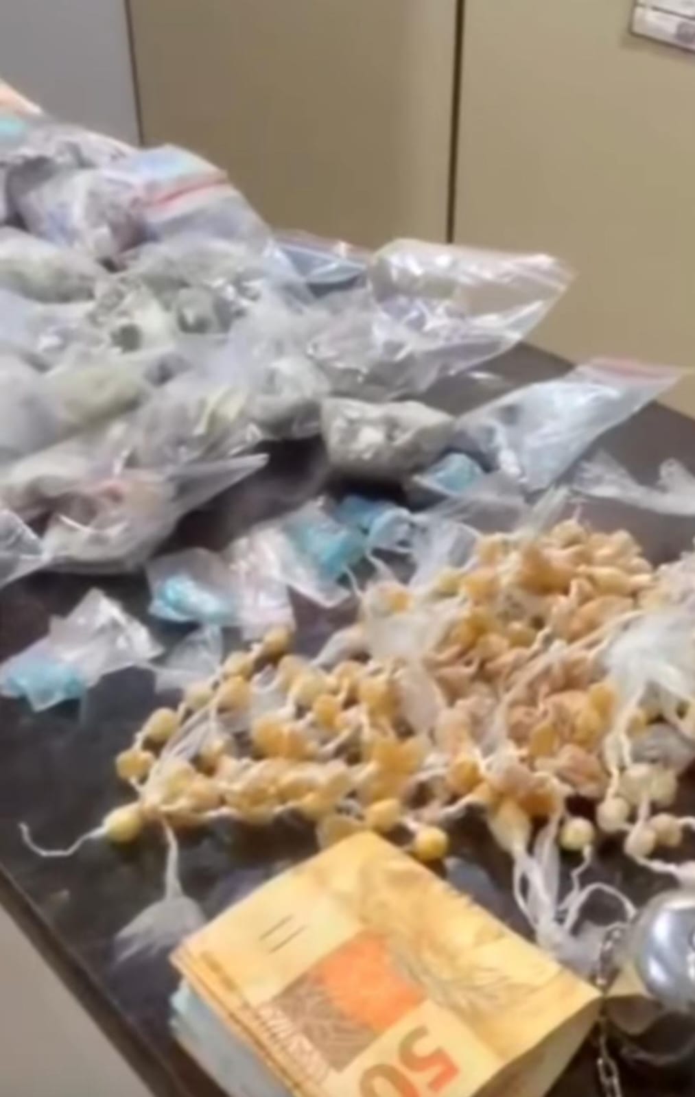 Olho de Águia auxilia Força Tática e dois jovens são detidos por tráfico no CDHU