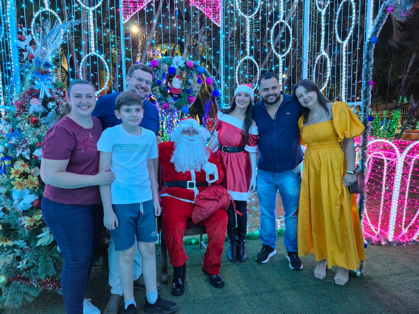 Multidão celebra a chegada do Papai Noel e vive noite de emoção na Praça Central de Ibaté