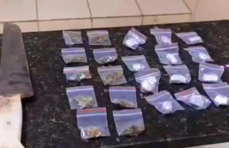 Homem é preso pela ROCAM após tentar fugir e abandonar drogas em corredor de residência em São Carlos