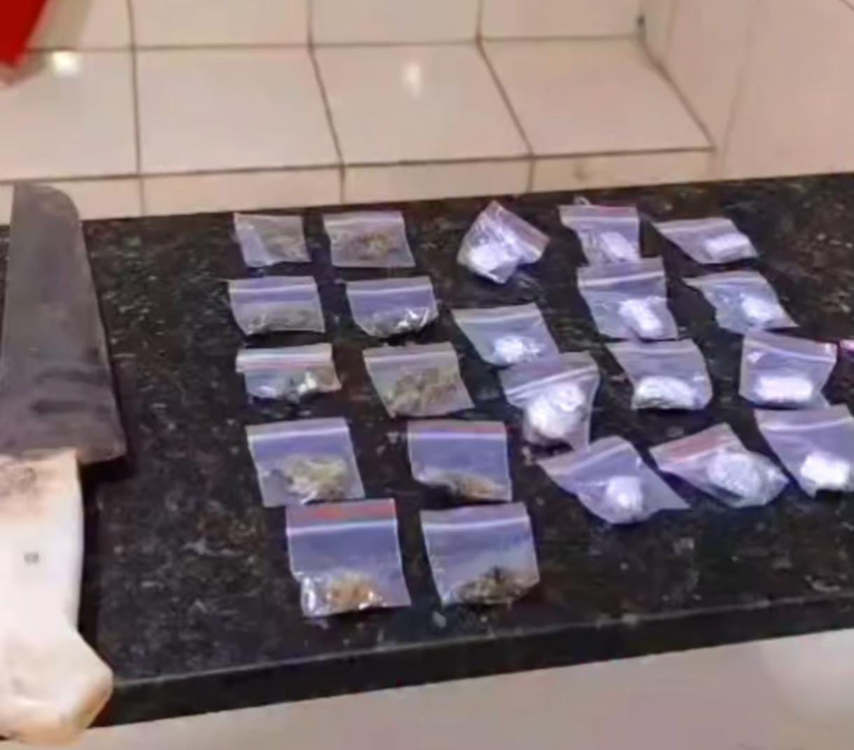 Homem é preso pela ROCAM após tentar fugir e abandonar drogas em corredor de residência em São Carlos