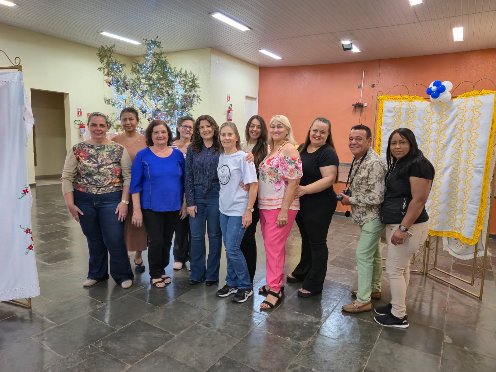 Abertura da Exposição de Artesanato no Centro Comunitário de Ibaté reúne autoridades e moradores