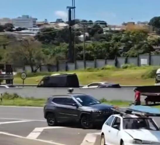 Colisão entre dois veículos deixa dois feridos na rodovia Washington Luís, em São Carlos