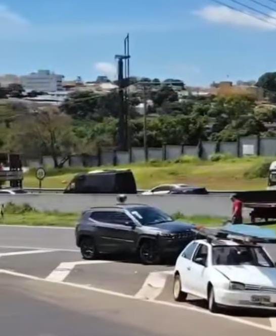 Colisão entre dois veículos deixa dois feridos na rodovia Washington Luís, em São Carlos