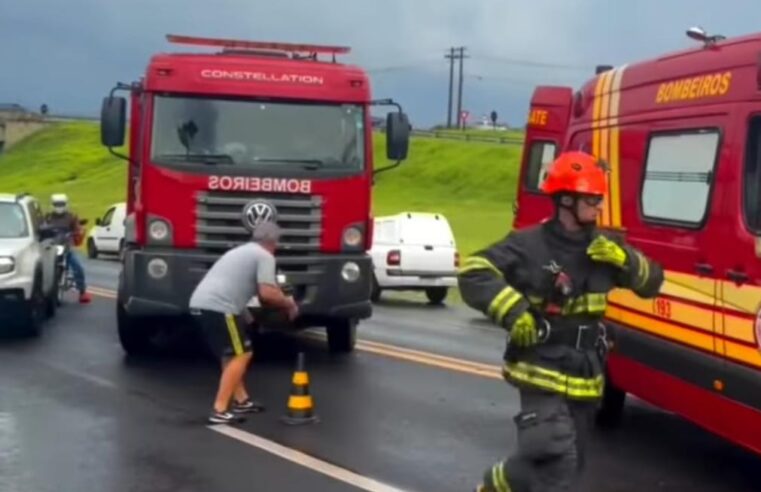Colisão frontal provoca caos e interdição parcial na SP-318, próximo à antiga ABASC
