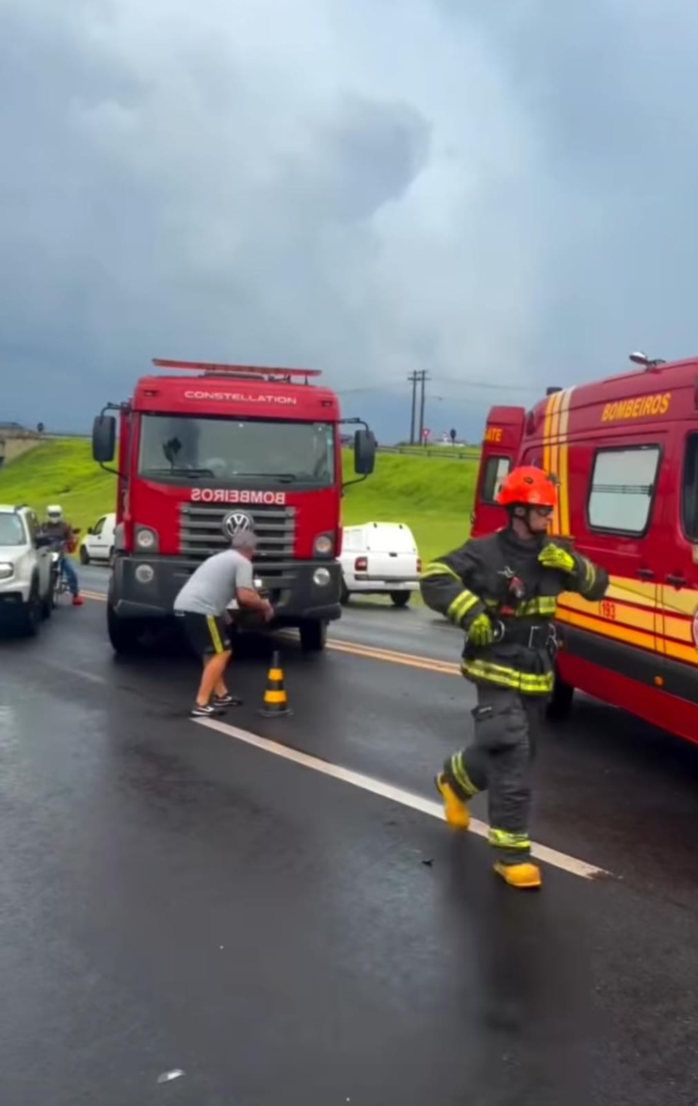 Colisão frontal provoca caos e interdição parcial na SP-318, próximo à antiga ABASC