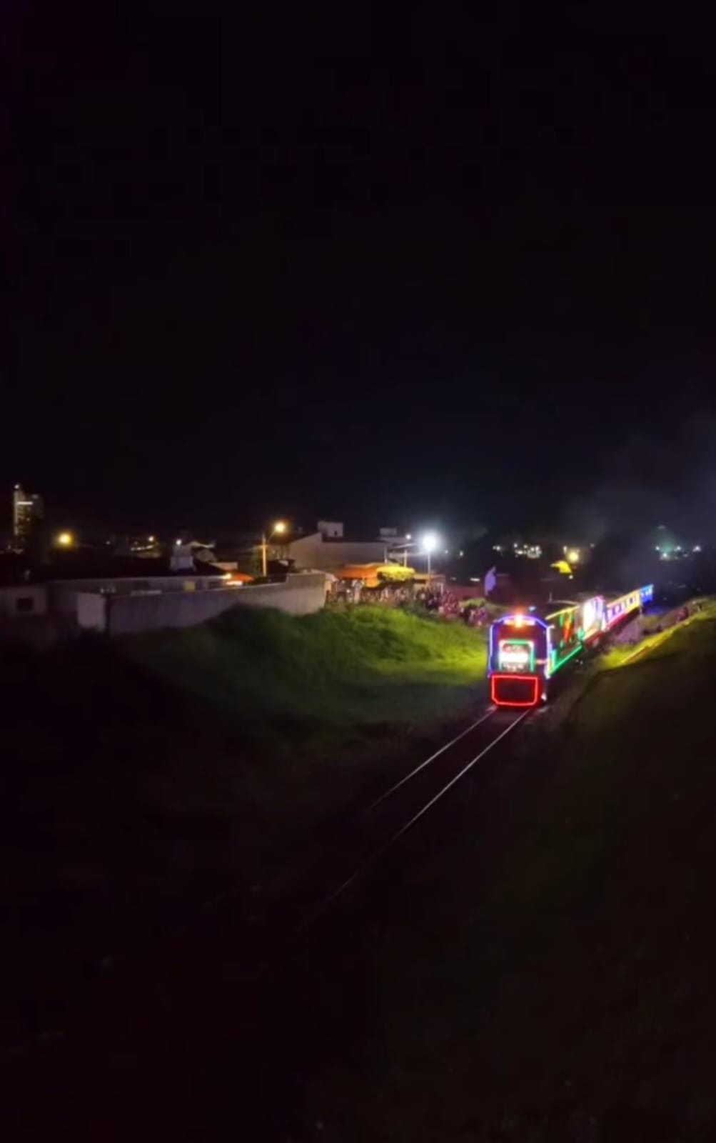 🚂✨ Trem Iluminado da Rumo encanta Ibaté e São Carlos! ✨🚂