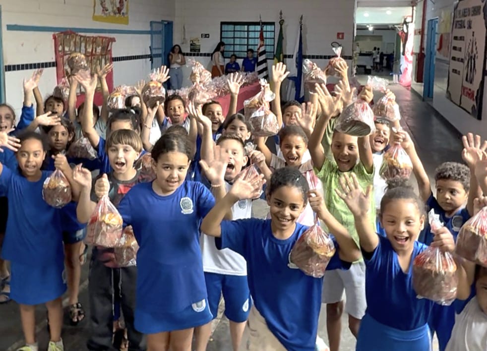 Prefeitura de Ibaté distribui panetones para mais de 4 mil alunos da rede municipal de ensino