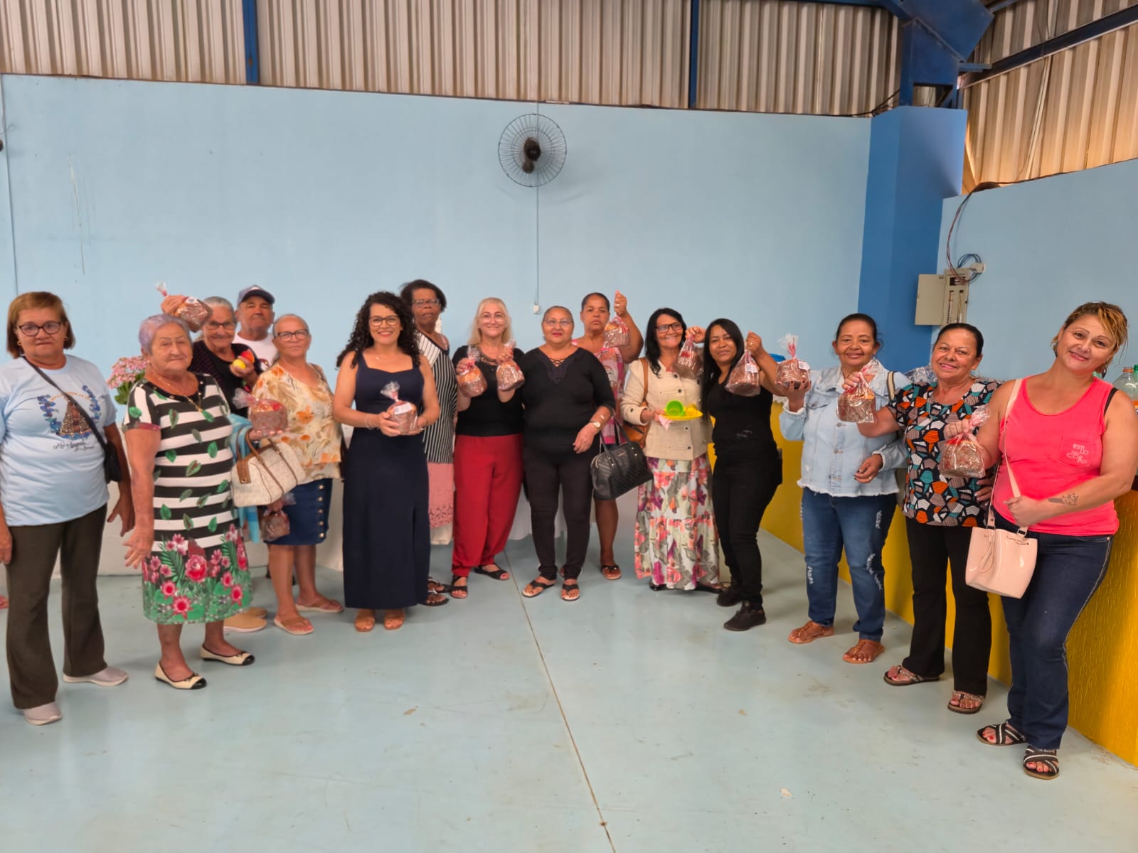 Café da manhã especial marca entrega de panetones aos idosos em Ibaté