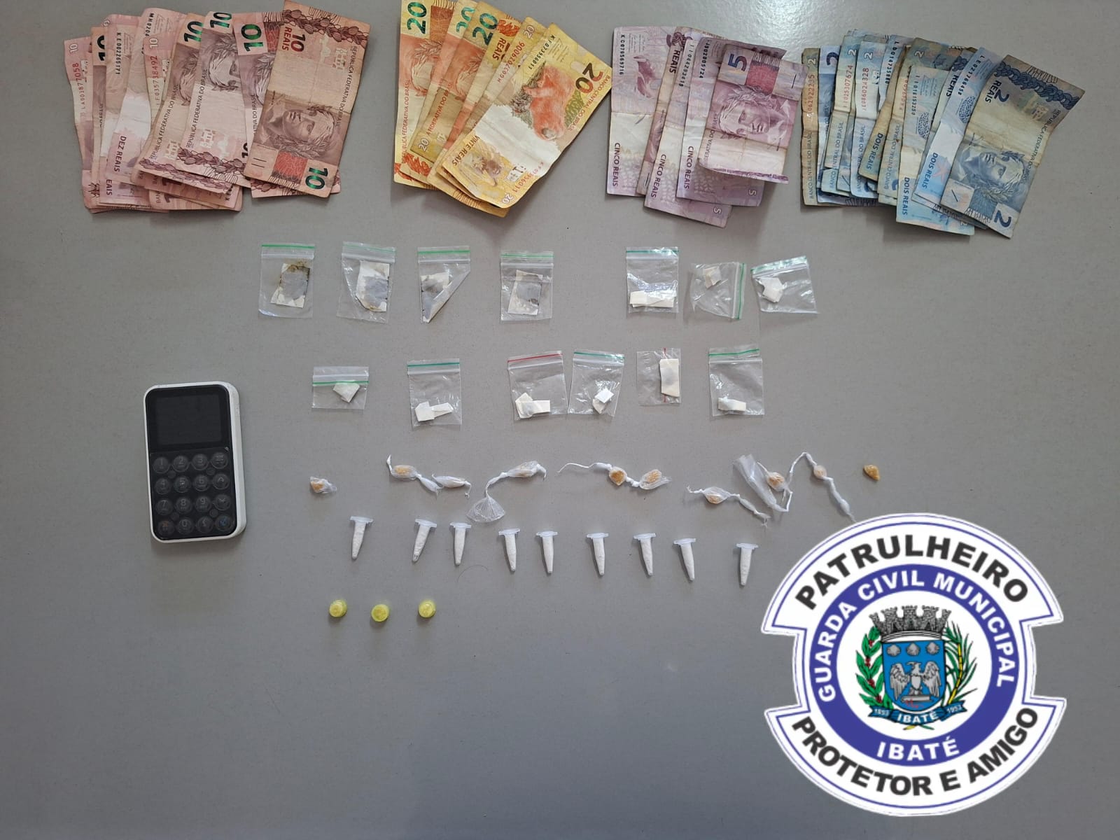 Guarda Municipal apreende drogas e máquina de cartão próximo à UBS do Jardim Cruzado