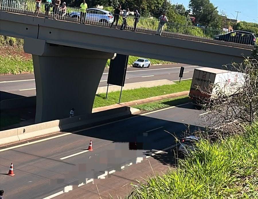 Mulher morre após queda de pontilhão na Rodovia SP-255