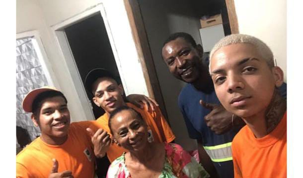 Moradora mantém tradição solidária e oferece ceia a garis há mais de seis anos em São Carlos