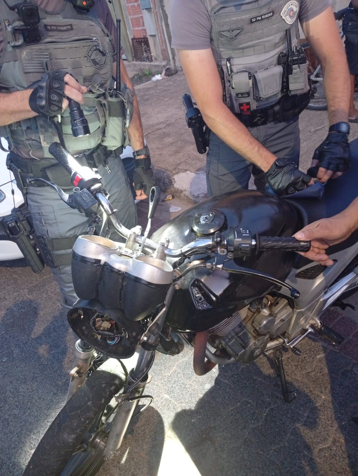 GCM e PM apreendem motocicleta sem placa e com chassi adulterado durante ação conjunta em Ibaté