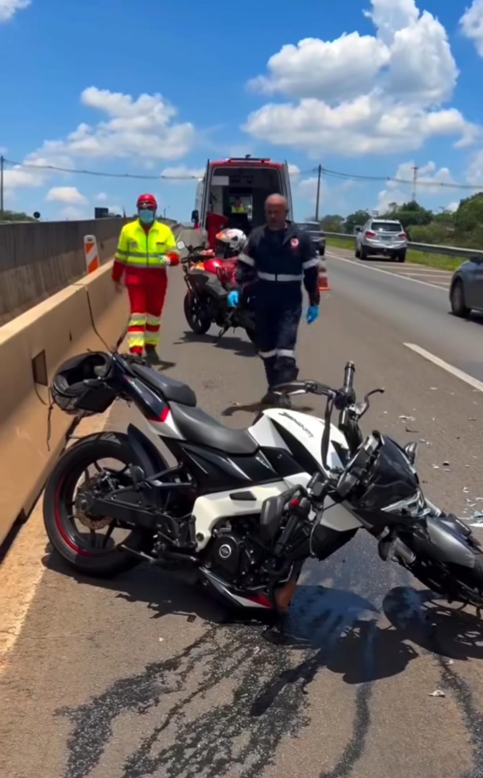 Motociclista fica ferido após colisão na Rodovia Washington Luís, em São Carlos