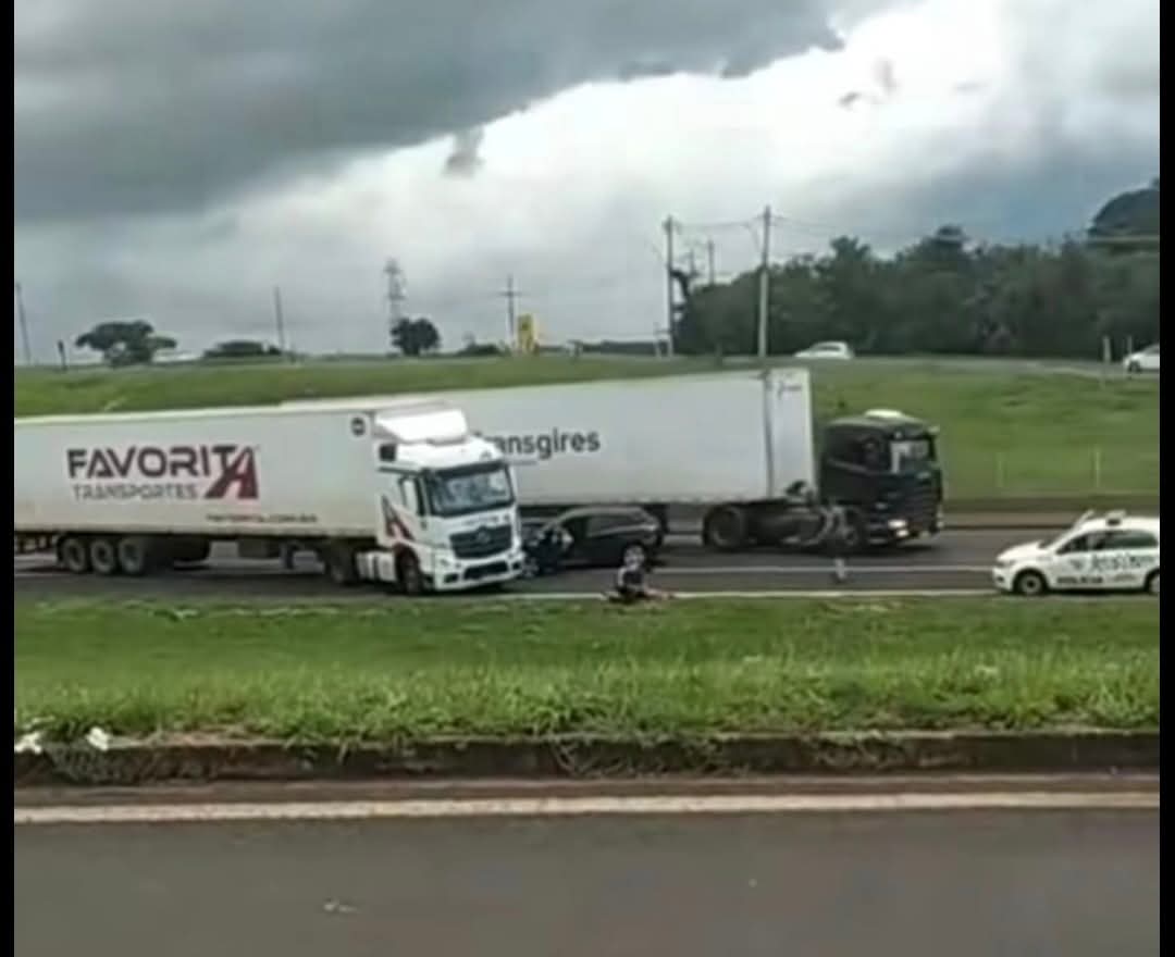 Motorista foge da polícia, entra na contramão e bate de frente com carreta na Rodovia Anhanguera