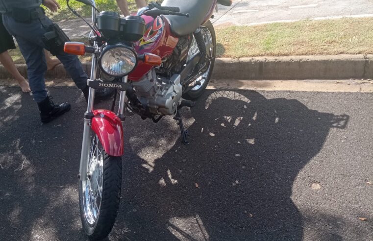 Motocicleta é recolhida após fiscalização no bairro CDHU, em Ibaté