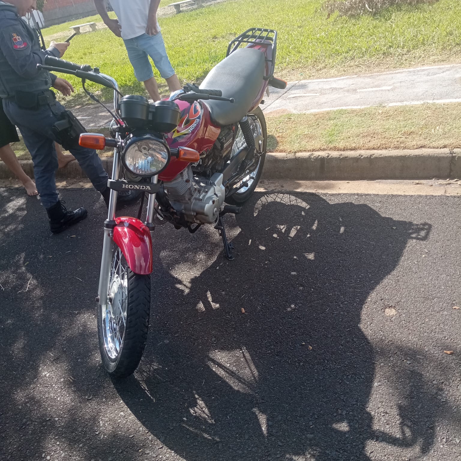 Motocicleta é recolhida após fiscalização no bairro CDHU, em Ibaté