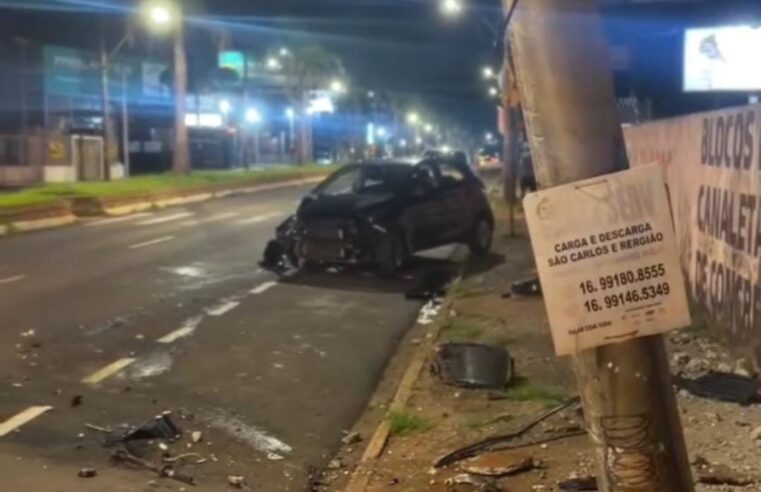 Colisão com poste deixa veículo em perda total na Avenida Getúlio Vargas, em São Carlos