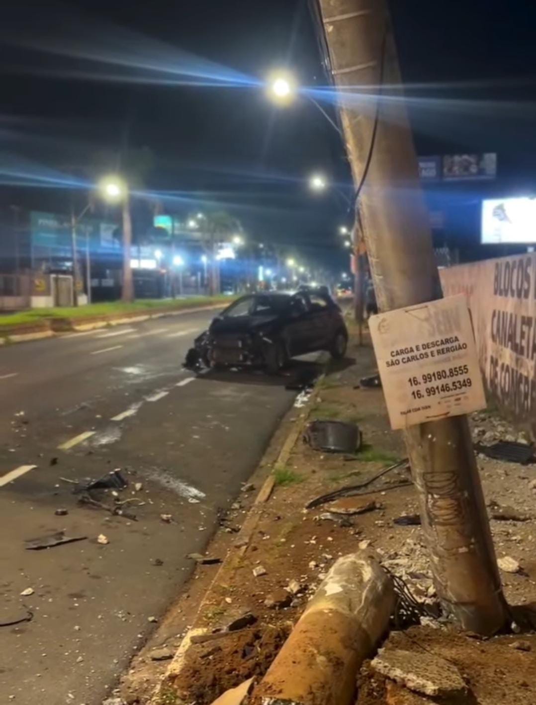 Colisão com poste deixa veículo em perda total na Avenida Getúlio Vargas, em São Carlos