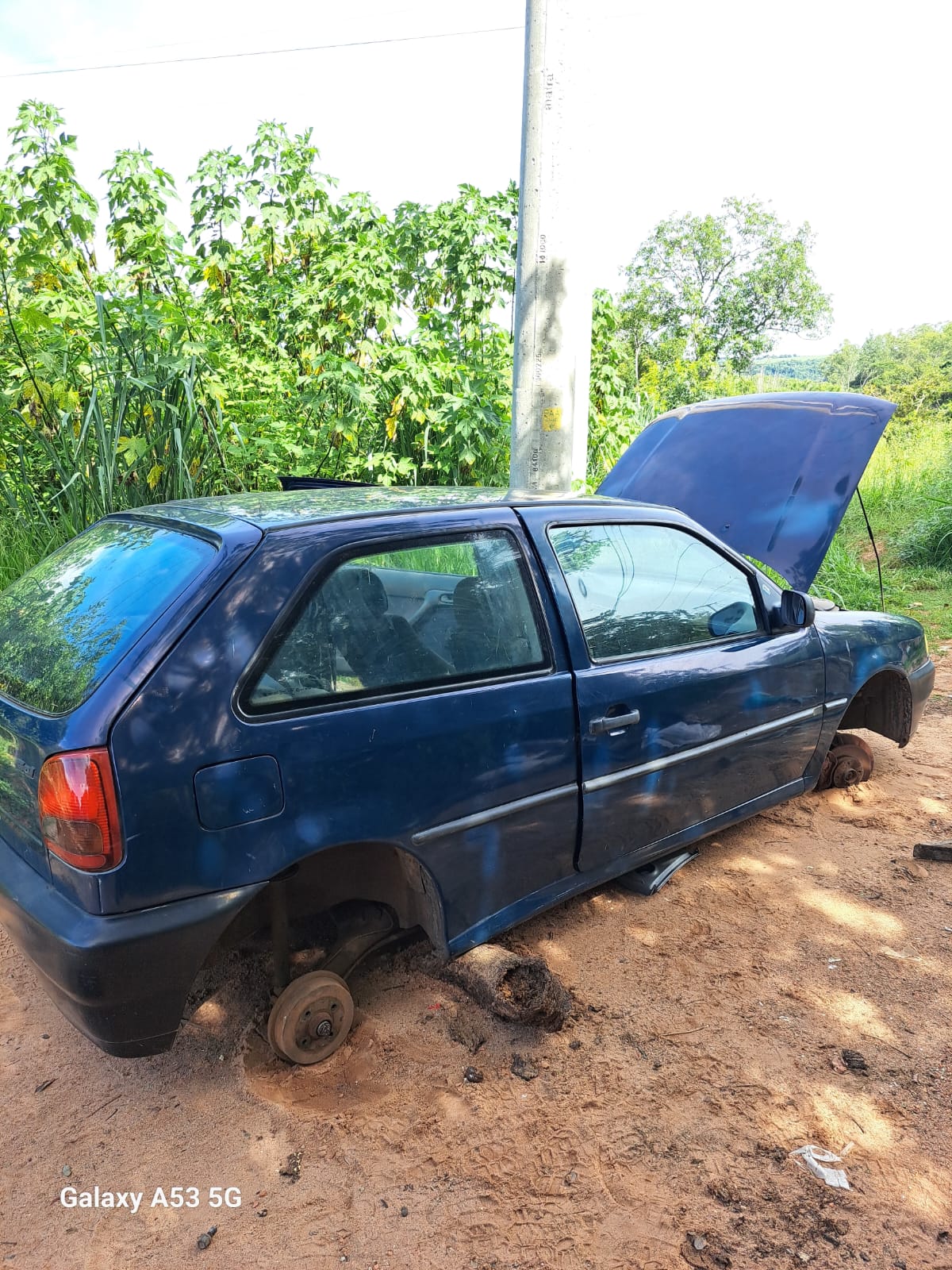 🚨 Denúncia ao 153 leva GM a localizar carro depenado em estrada de São Carlos