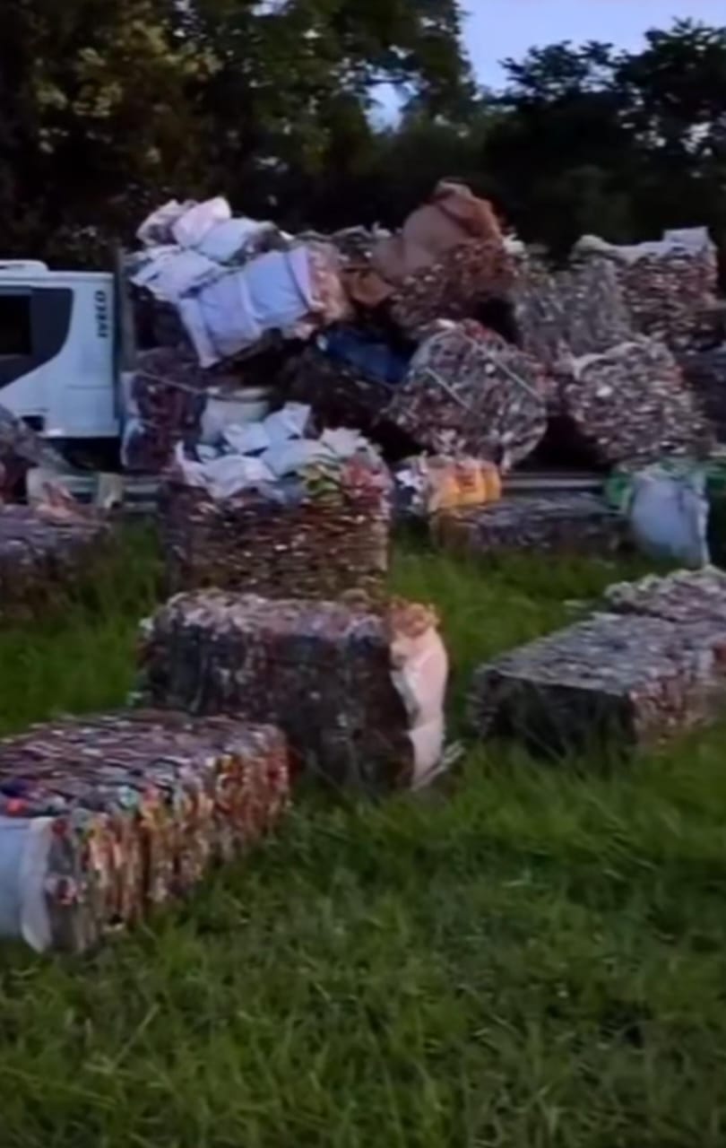 Carga tomba parcialmente e interdita acesso à Rodovia Washington Luís em São Carlos