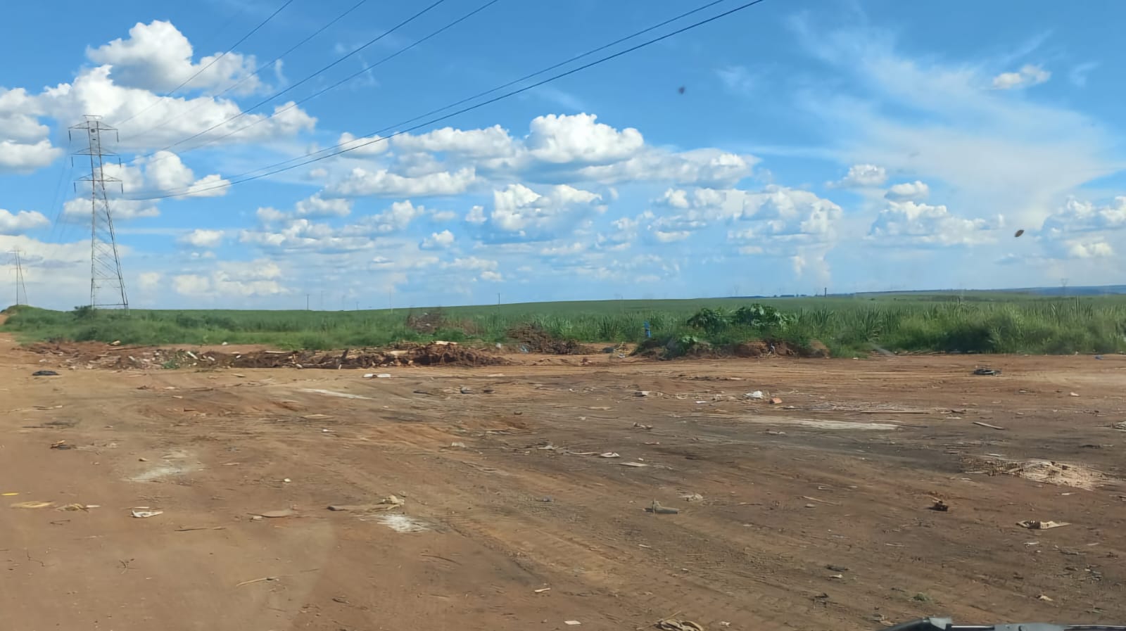 Prefeitura de Ibaté realiza limpeza de área de caçambas no Jardim Icaraí e pede colaboração da população