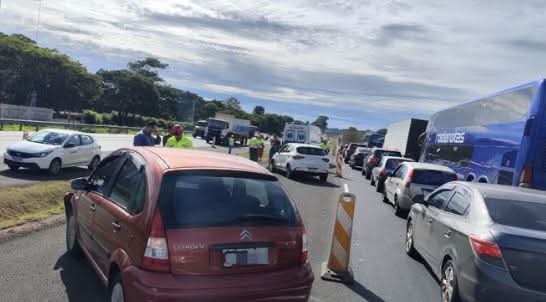 Engavetamento entre três veículos causa lentidão na Rodovia Washington Luís