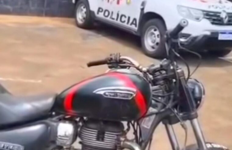 Motocicleta furtada é localizada em terreno com vegetação no Residencial Eduardo Abdelnur