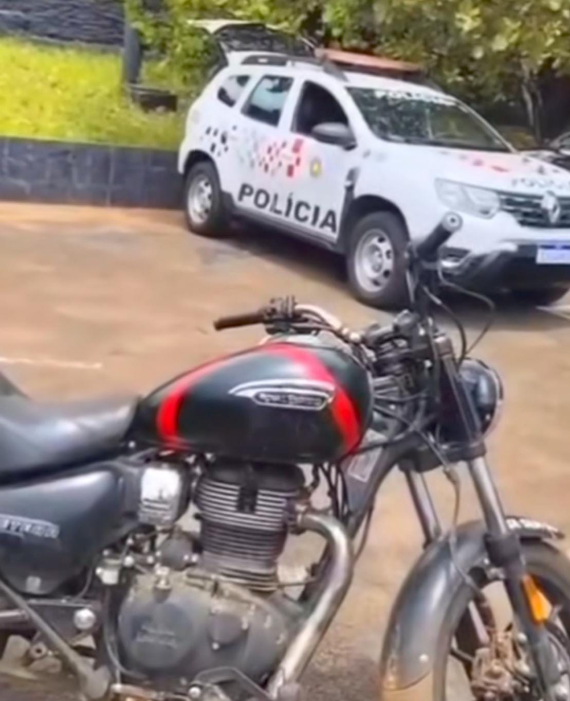 Motocicleta furtada é localizada em terreno com vegetação no Residencial Eduardo Abdelnur