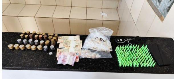 PM prende suspeito com quase 420 porções de drogas em São Carlos