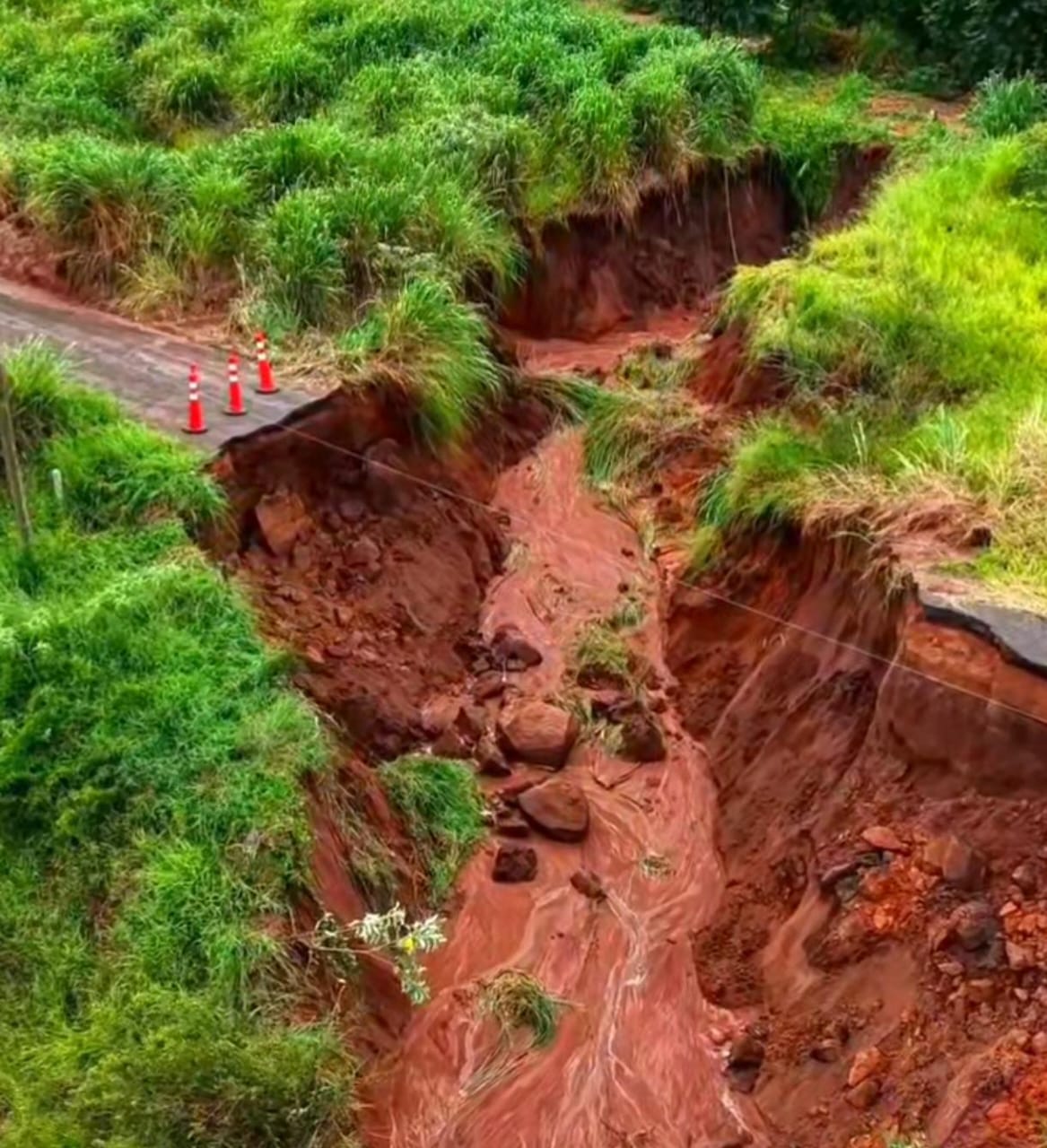 Barranco cede e interdita Rodovia Washington Luís em Itirapina