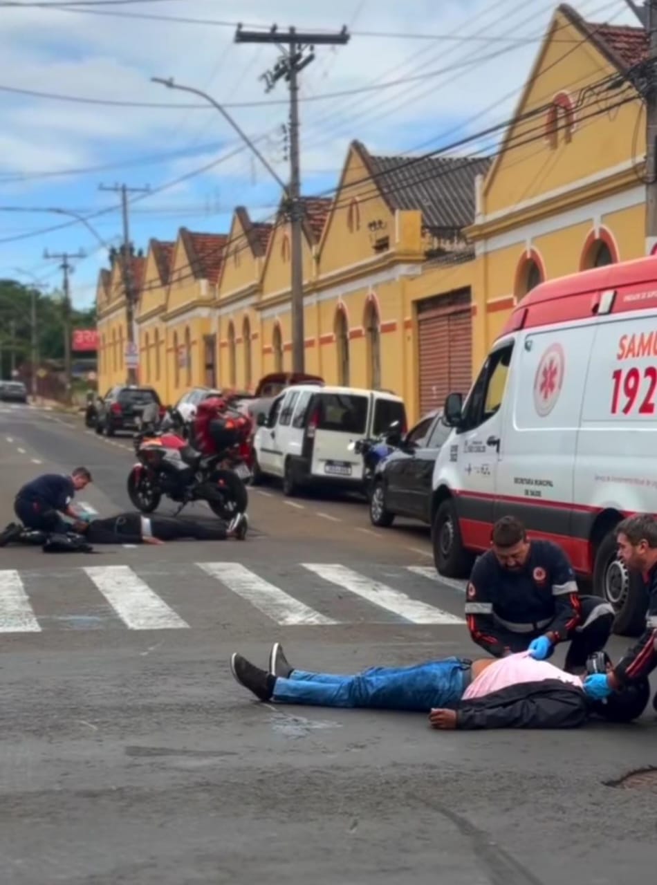 Colisão entre motocicletas deixam dois feridos no Centro de São Carlos