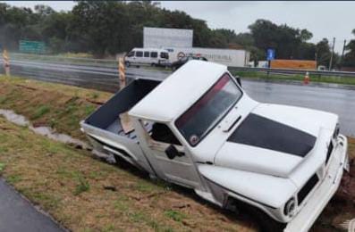 Caminhonete furtada em São Carlos é recuperada após acidente na Rodovia Washington Luís