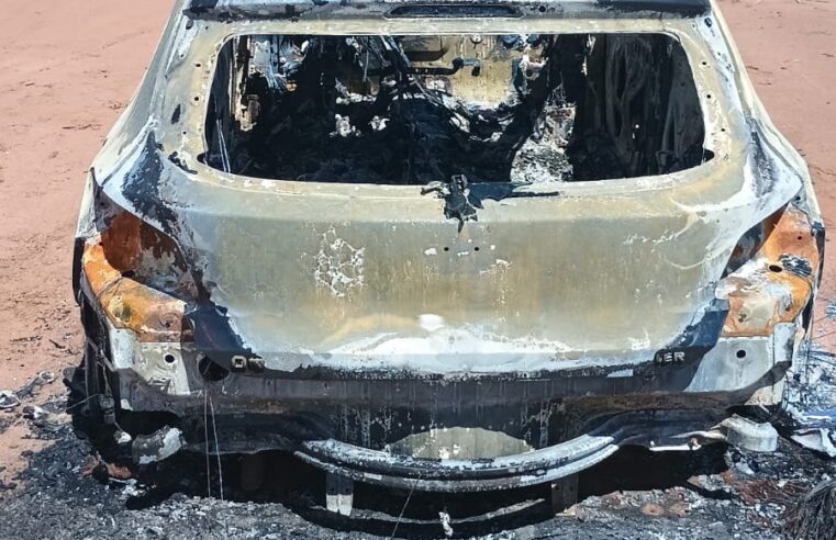 Veículo roubado é encontrado totalmente queimado em estrada rural de Ibaté