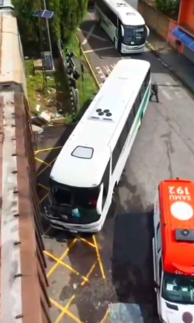 🚨Ônibus colide com trem no CDHU em São Carlos e deixa danos materiais