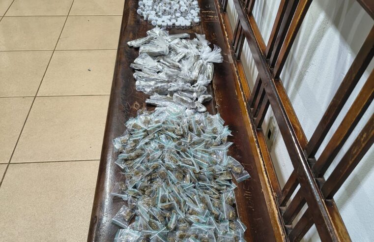 Força Tática prende suspeito por tráfico de drogas após tentativa de fuga por telhados