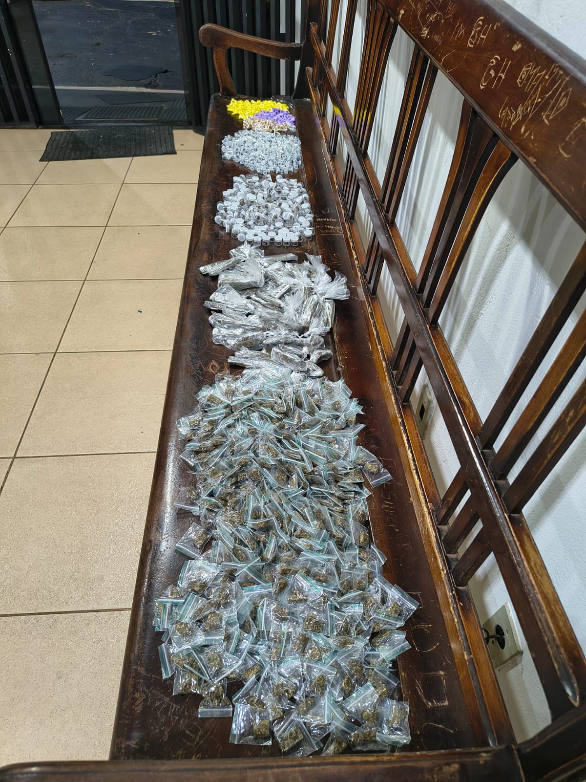 Força Tática prende suspeito por tráfico de drogas após tentativa de fuga por telhados