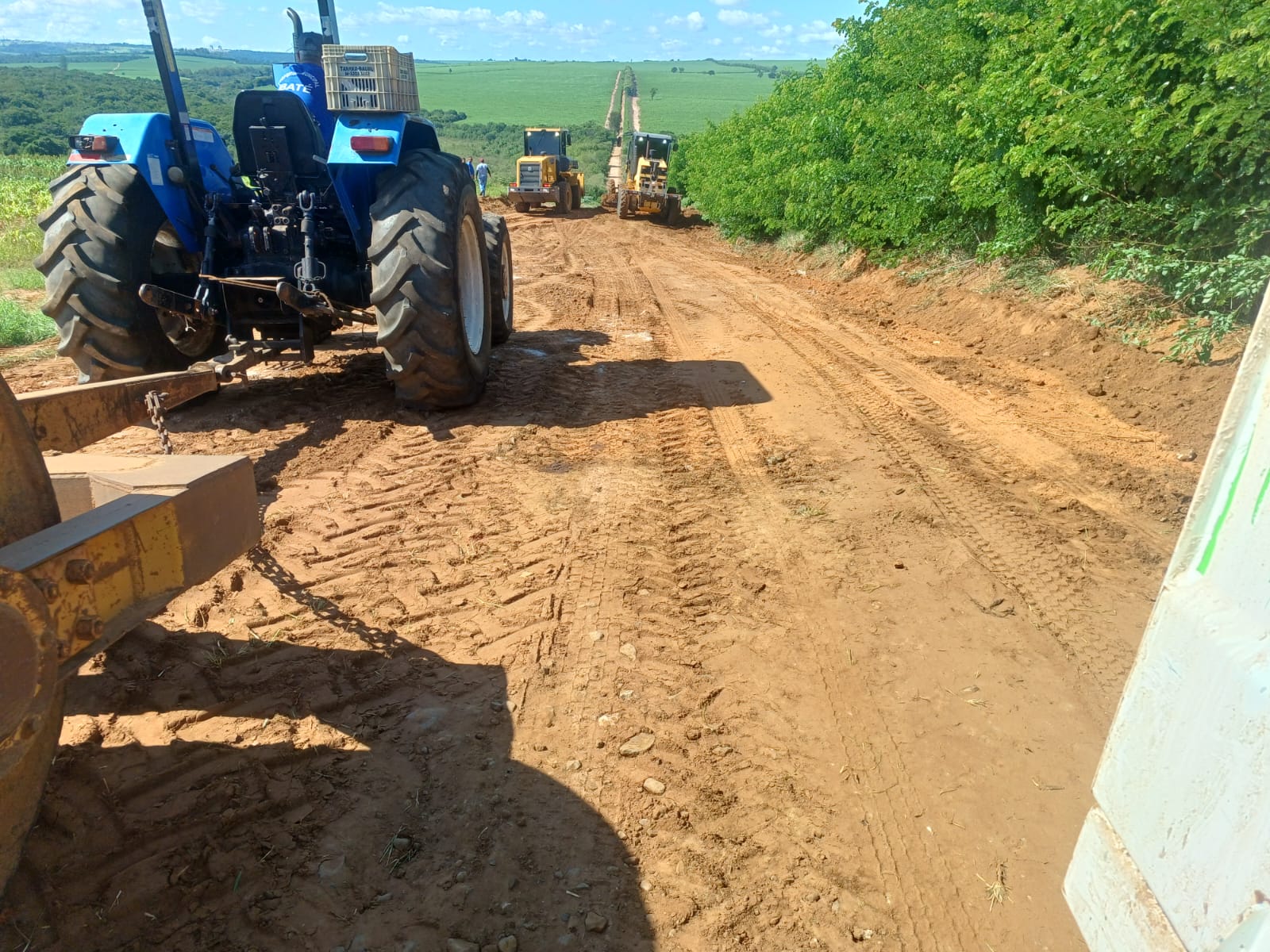 Prefeitura de Ibaté realiza manutenção em estradas municipais para garantir segurança na zona rural