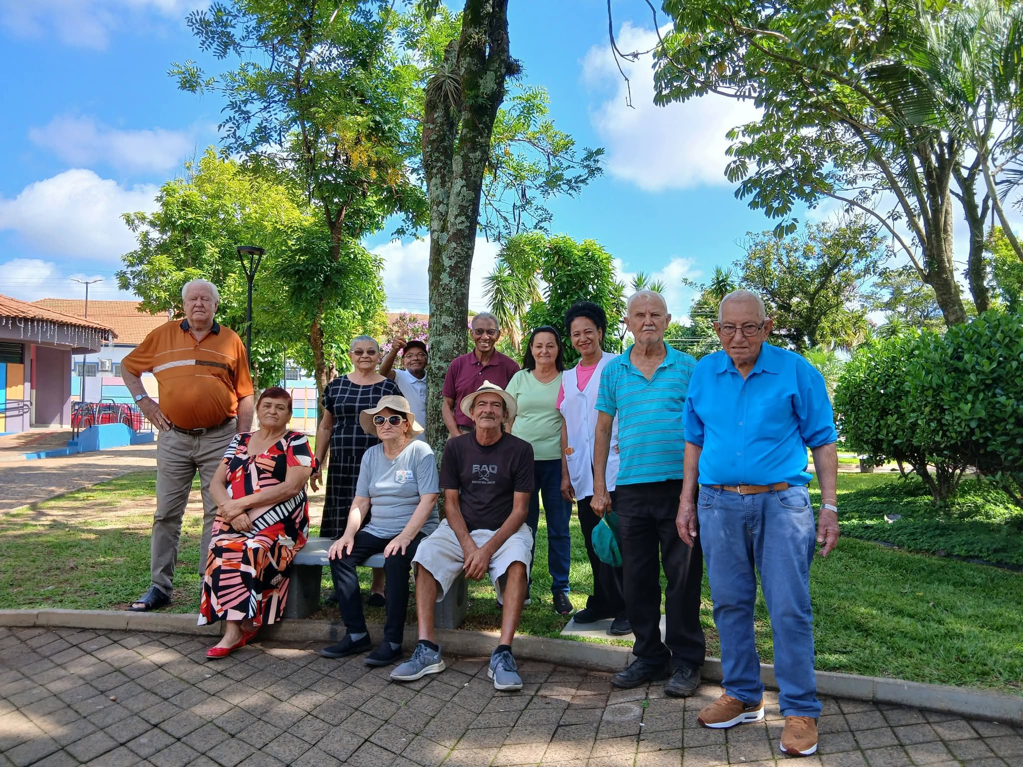 Sexta-feira de sol, passos tranquilos e corações aquecidos. 🌞🌿