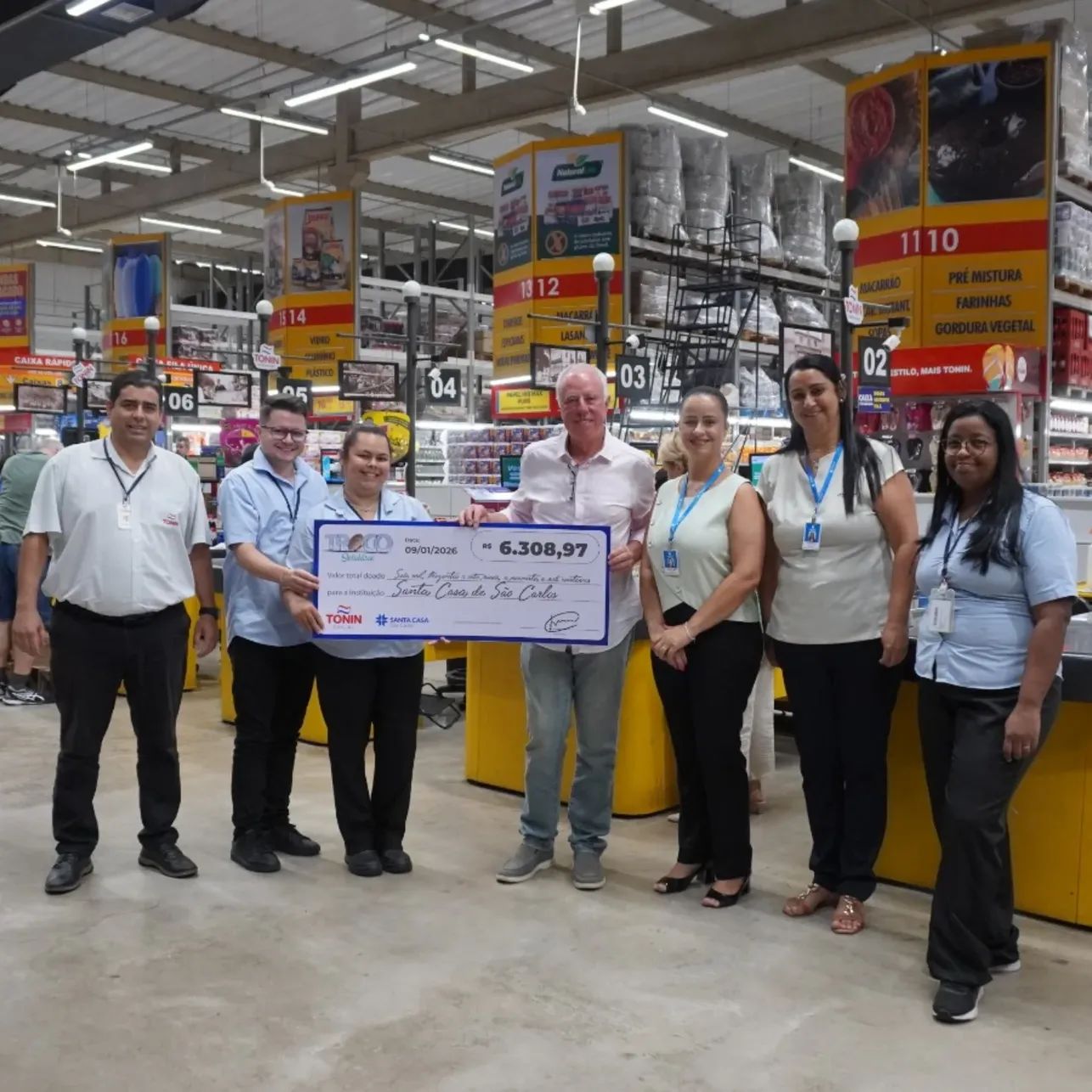 A Santa Casa de São Carlos recebeu com muita gratidão a doação de R$ 6.308,97, arrecadados ao longo de 2025 por meio da campanha Troco Solidário, promovida pelo Tonin Superatacado.