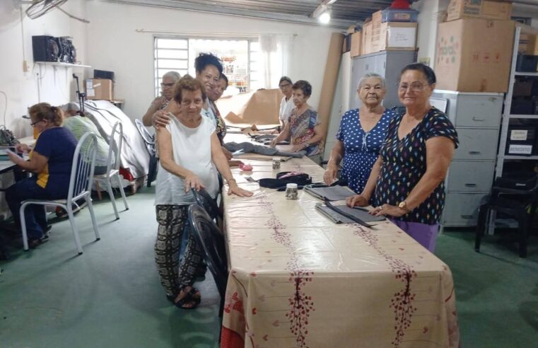 A Casa do Idoso de Ibaté promoveu, na tarde de hoje, uma oficina de bolsas em tecido, proporcionando aos participantes um momento de aprendizado, criatividade e integração.